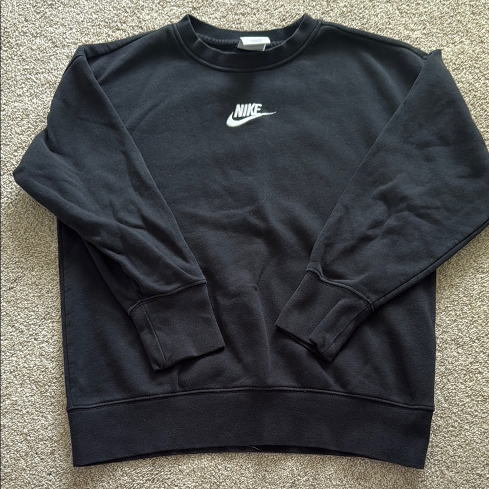 Nike Black Crewneck Sweatshirt with Iconic Swoosh
